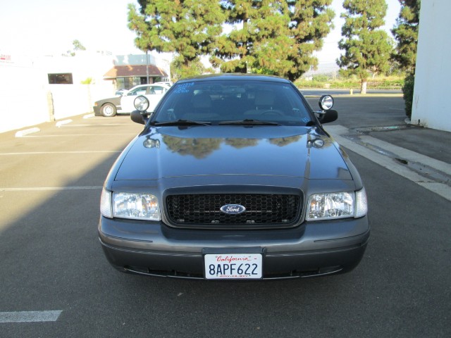 Ford Crown Victoria Vehicle Full-screen Gallery Image 02