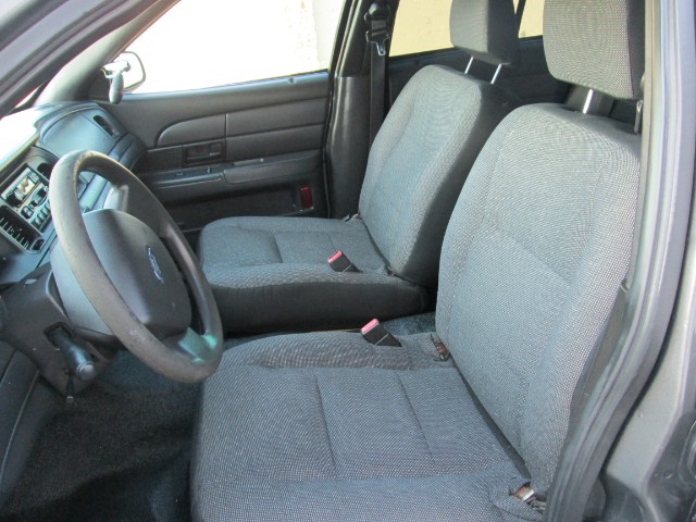 Ford Crown Victoria Vehicle Full-screen Gallery Image 09