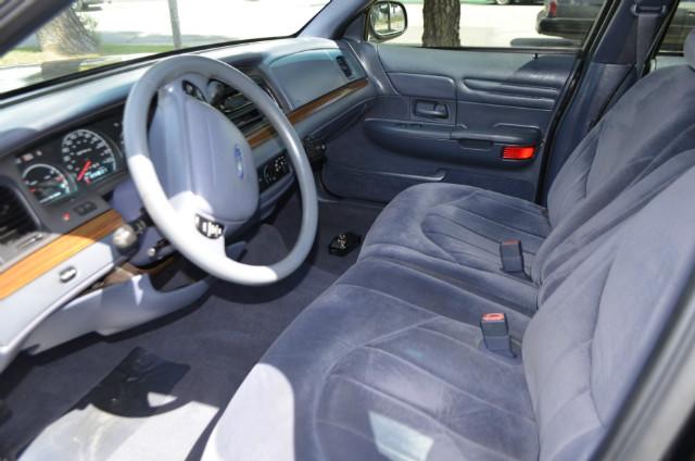 Ford Crown Victoria Vehicle Full-screen Gallery Image 05