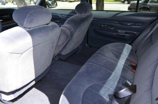 Ford Crown Victoria Vehicle Full-screen Gallery Image 06