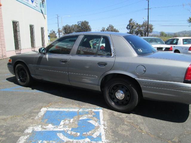 Ford Crown Victoria Vehicle Full-screen Gallery Image 04