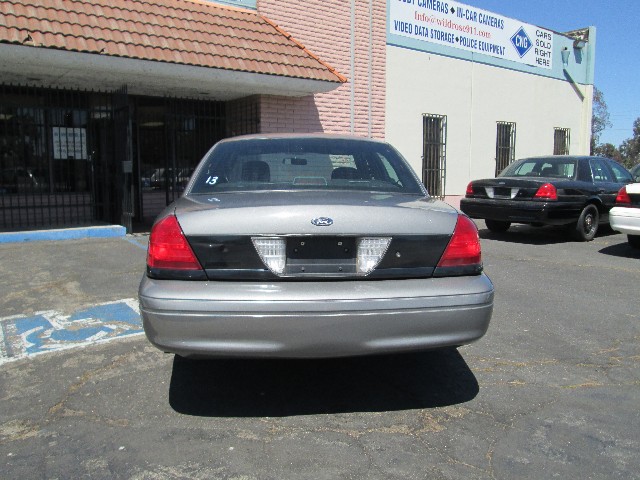 Ford Crown Victoria Vehicle Full-screen Gallery Image 05