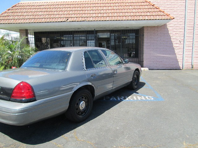 Ford Crown Victoria Vehicle Full-screen Gallery Image 06