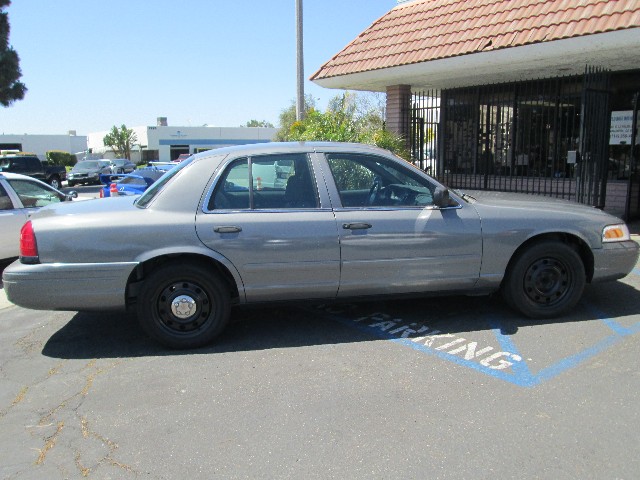 Ford Crown Victoria Vehicle Full-screen Gallery Image 07