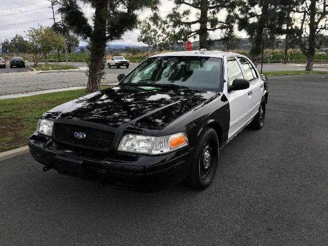 Ford Crown Victoria Vehicle Full-screen Gallery Image 02