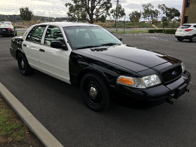 Ford Crown Victoria Vehicle Full-screen Gallery Image 04