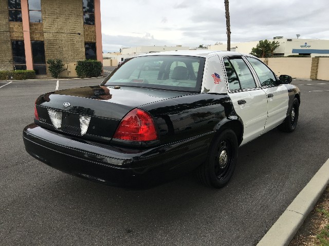 Ford Crown Victoria Vehicle Full-screen Gallery Image 05