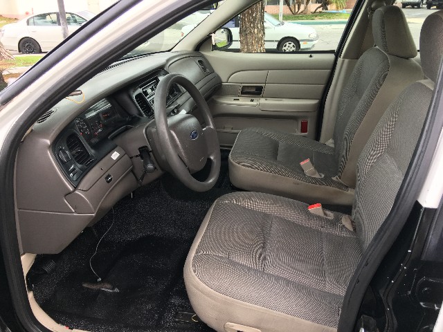 Ford Crown Victoria Vehicle Full-screen Gallery Image 06