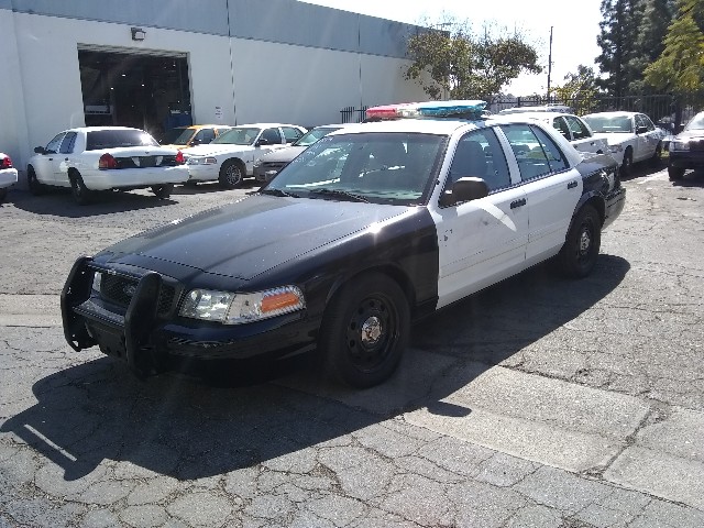 Ford Crown Victoria Vehicle Full-screen Gallery Image 02