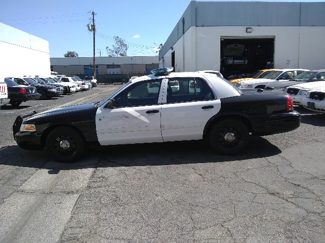 Ford Crown Victoria Vehicle Full-screen Gallery Image 03