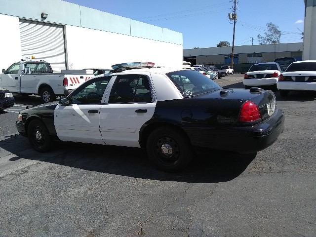 Ford Crown Victoria Vehicle Full-screen Gallery Image 04