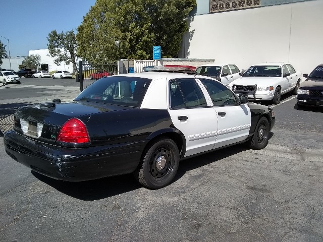 Ford Crown Victoria Vehicle Full-screen Gallery Image 06