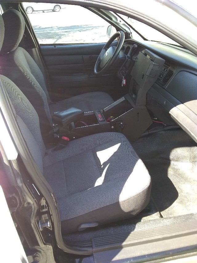 Ford Crown Victoria Vehicle Full-screen Gallery Image 09