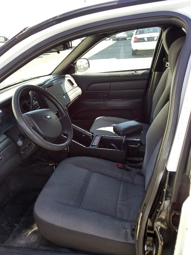 Ford Crown Victoria Vehicle Full-screen Gallery Image 10