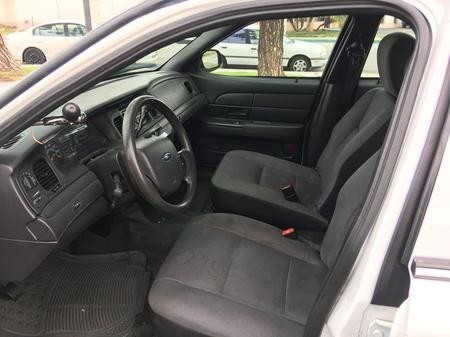 Ford Crown Victoria Vehicle Full-screen Gallery Image 06