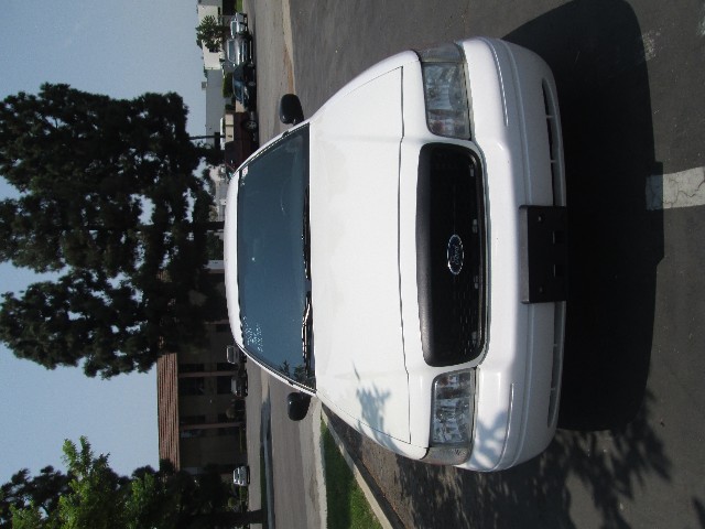 Ford Crown Victoria Vehicle Full-screen Gallery Image 02