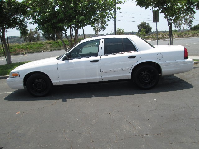 Ford Crown Victoria Vehicle Full-screen Gallery Image 03