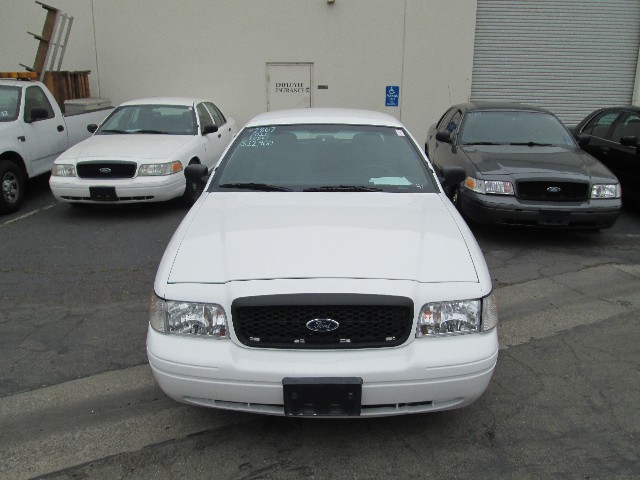 Ford Crown Victoria Vehicle Full-screen Gallery Image 02