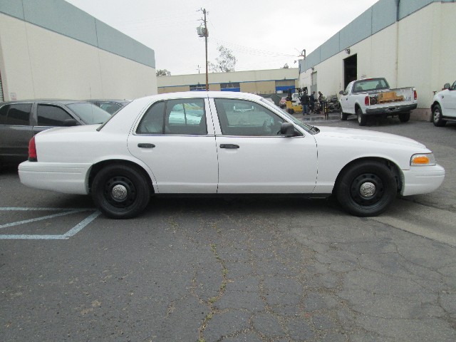 Ford Crown Victoria Vehicle Full-screen Gallery Image 03