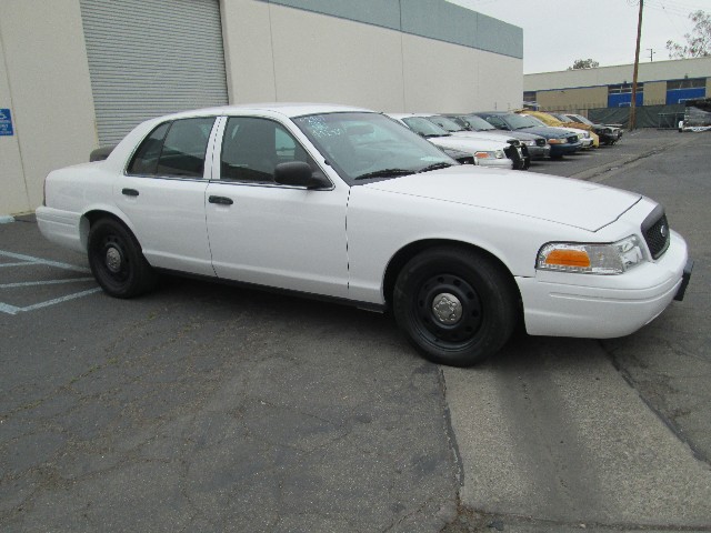 Ford Crown Victoria Vehicle Full-screen Gallery Image 04