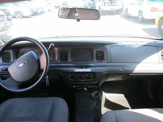 Ford Crown Victoria Vehicle Full-screen Gallery Image 09