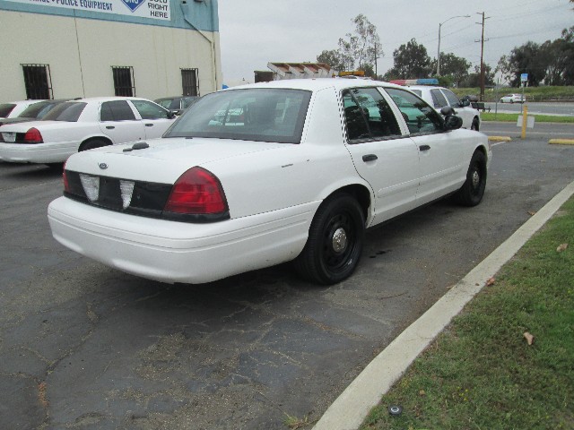 Ford Crown Victoria Vehicle Full-screen Gallery Image 05