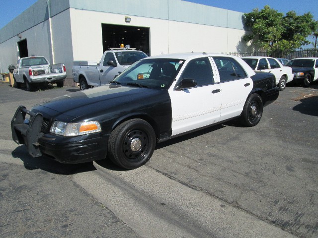 Ford Crown Victoria Vehicle Full-screen Gallery Image 03