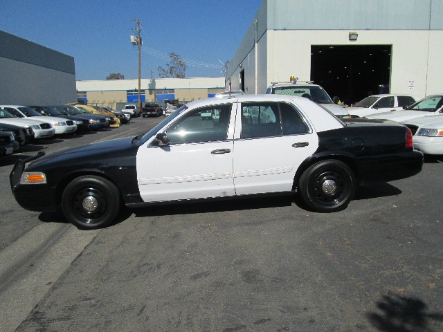 Ford Crown Victoria Vehicle Full-screen Gallery Image 04