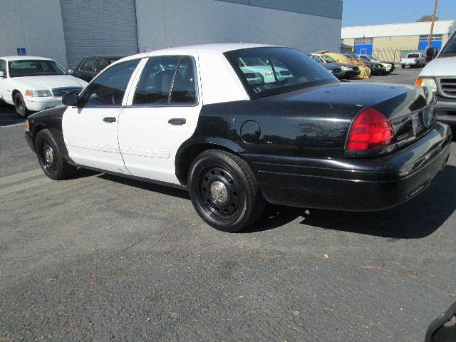 Ford Crown Victoria Vehicle Full-screen Gallery Image 05