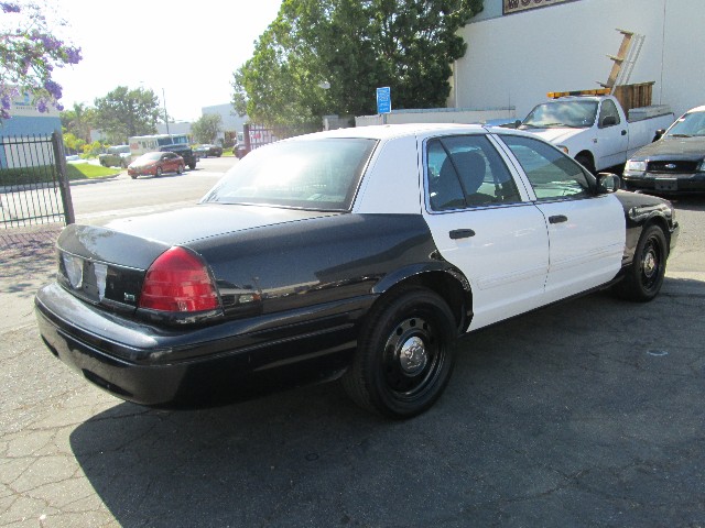 Ford Crown Victoria Vehicle Full-screen Gallery Image 07