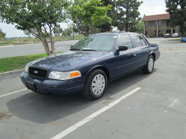 Ford Crown Victoria Vehicle Full-screen Gallery Image 02