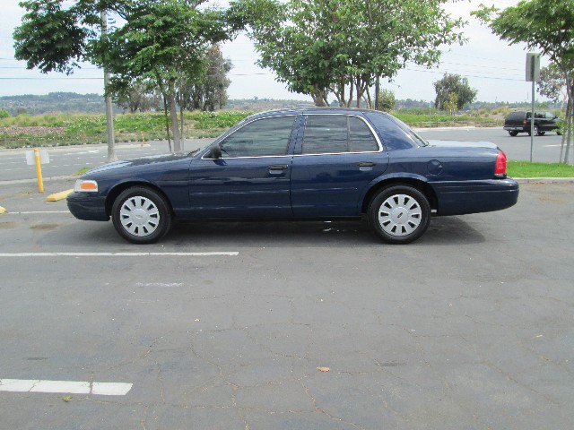 Ford Crown Victoria Vehicle Full-screen Gallery Image 03