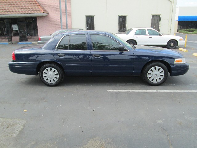 Ford Crown Victoria Vehicle Full-screen Gallery Image 07