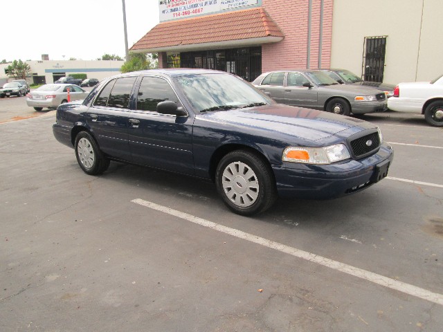 Ford Crown Victoria Vehicle Full-screen Gallery Image 08