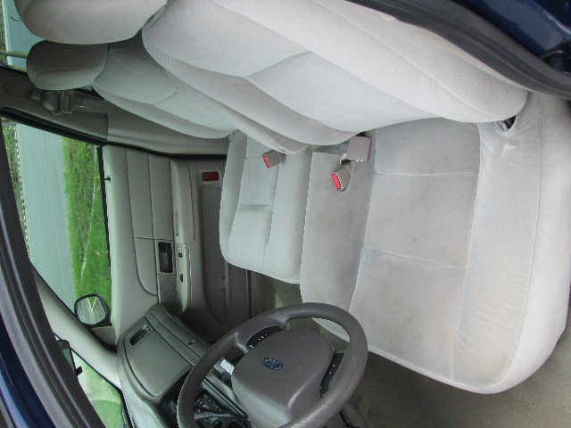 Ford Crown Victoria Vehicle Full-screen Gallery Image 09