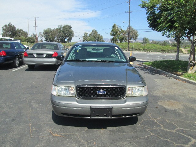 Ford Crown Victoria Vehicle Full-screen Gallery Image 02