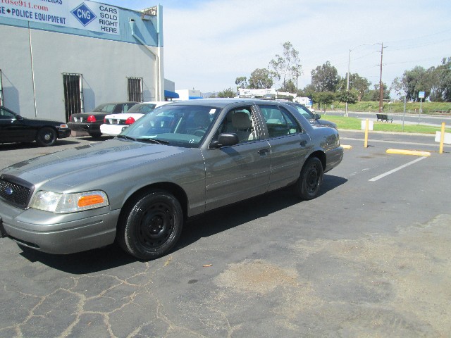 Ford Crown Victoria Vehicle Full-screen Gallery Image 03