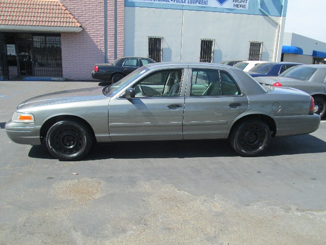 Ford Crown Victoria Vehicle Full-screen Gallery Image 04