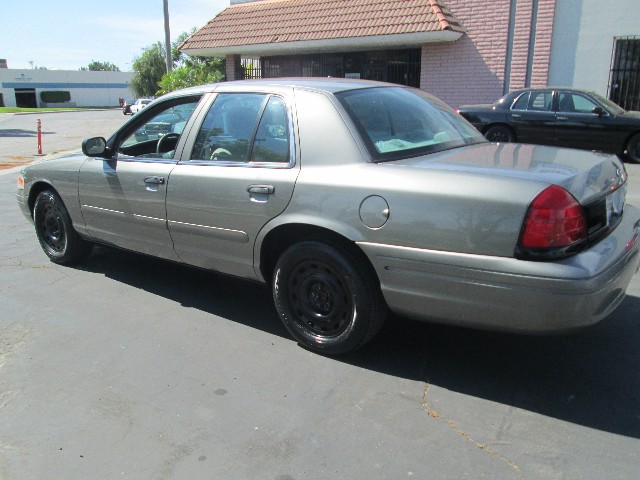 Ford Crown Victoria Vehicle Full-screen Gallery Image 05