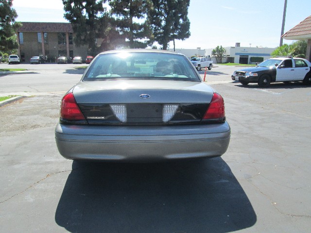 Ford Crown Victoria Vehicle Full-screen Gallery Image 06