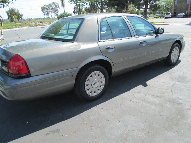 Ford Crown Victoria Vehicle Full-screen Gallery Image 07
