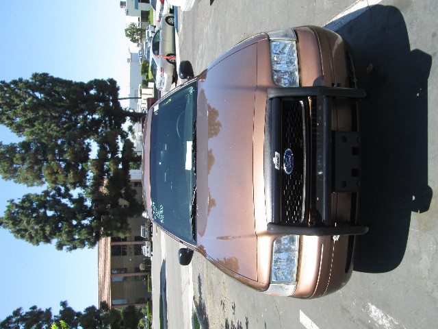 Ford Crown Victoria Vehicle Full-screen Gallery Image 02