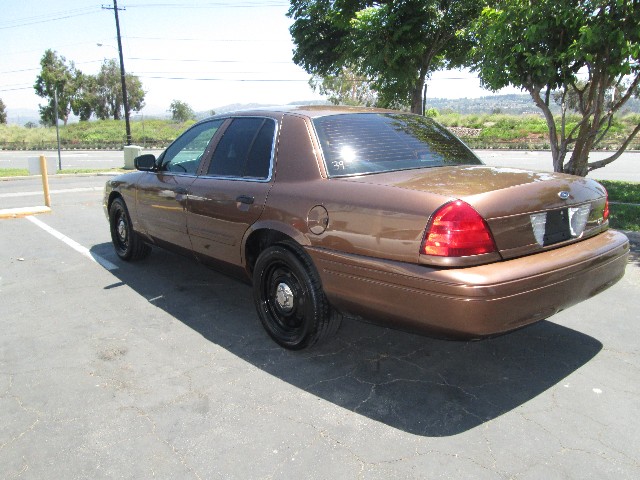 Ford Crown Victoria Vehicle Full-screen Gallery Image 04