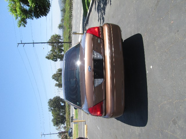 Ford Crown Victoria Vehicle Full-screen Gallery Image 05