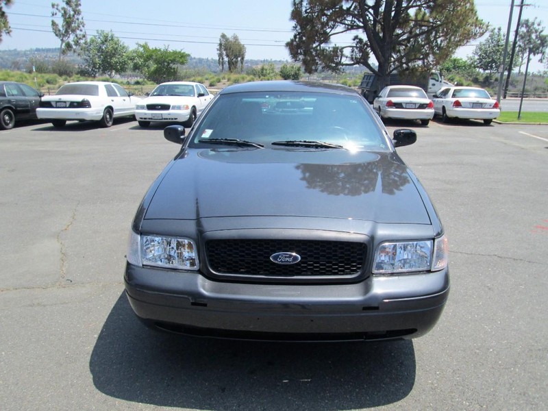 Ford Crown Victoria Vehicle Full-screen Gallery Image 01