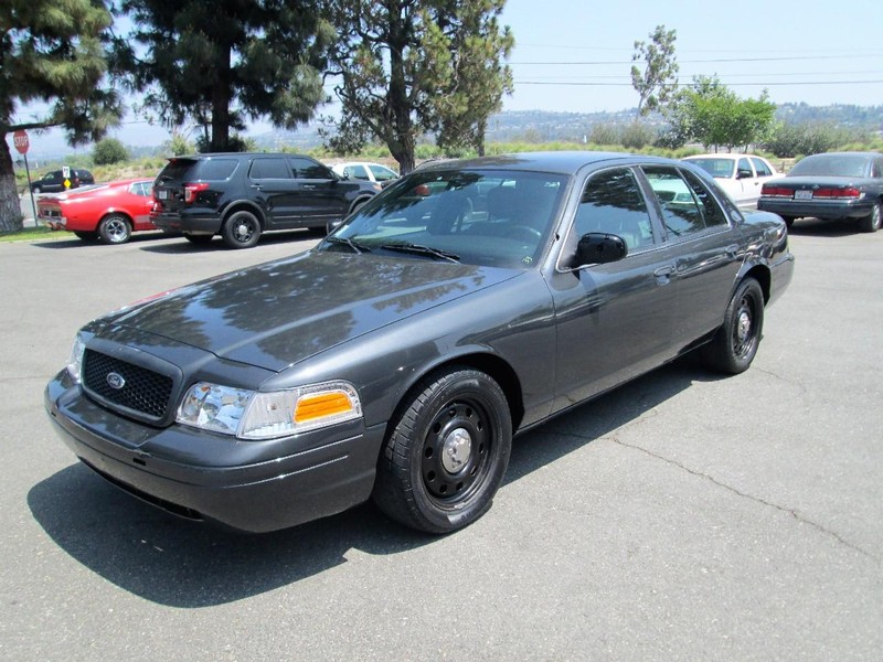 Ford Crown Victoria Vehicle Full-screen Gallery Image 02