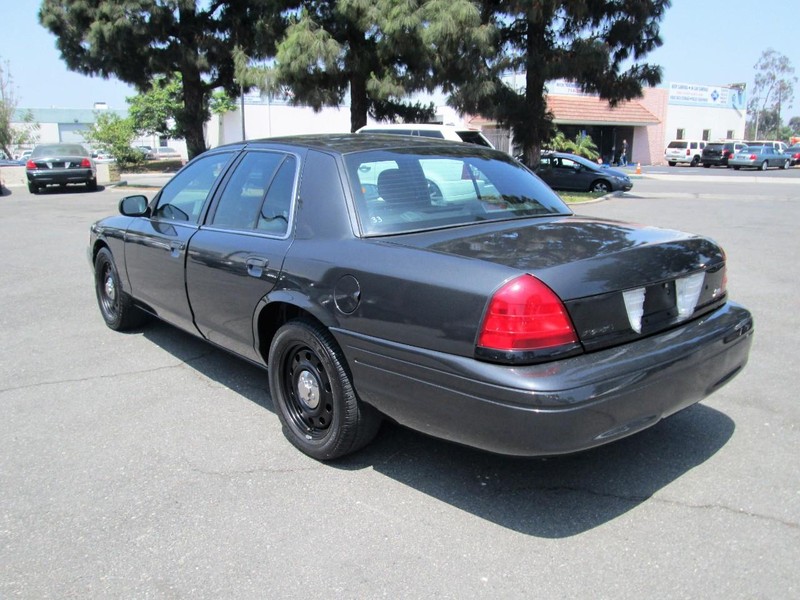 Ford Crown Victoria Vehicle Full-screen Gallery Image 04