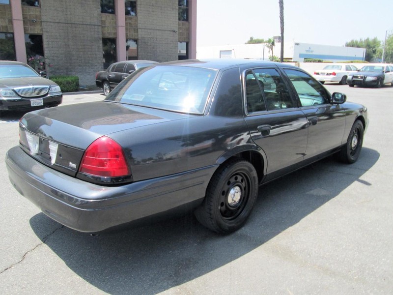 Ford Crown Victoria Vehicle Full-screen Gallery Image 06