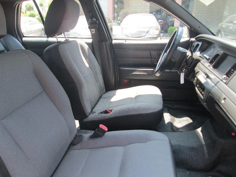 Ford Crown Victoria Vehicle Full-screen Gallery Image 12