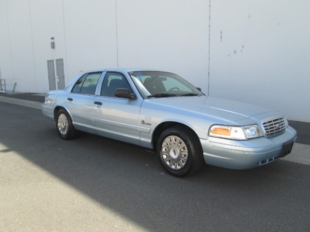 2004 Ford Crown Victoria photo